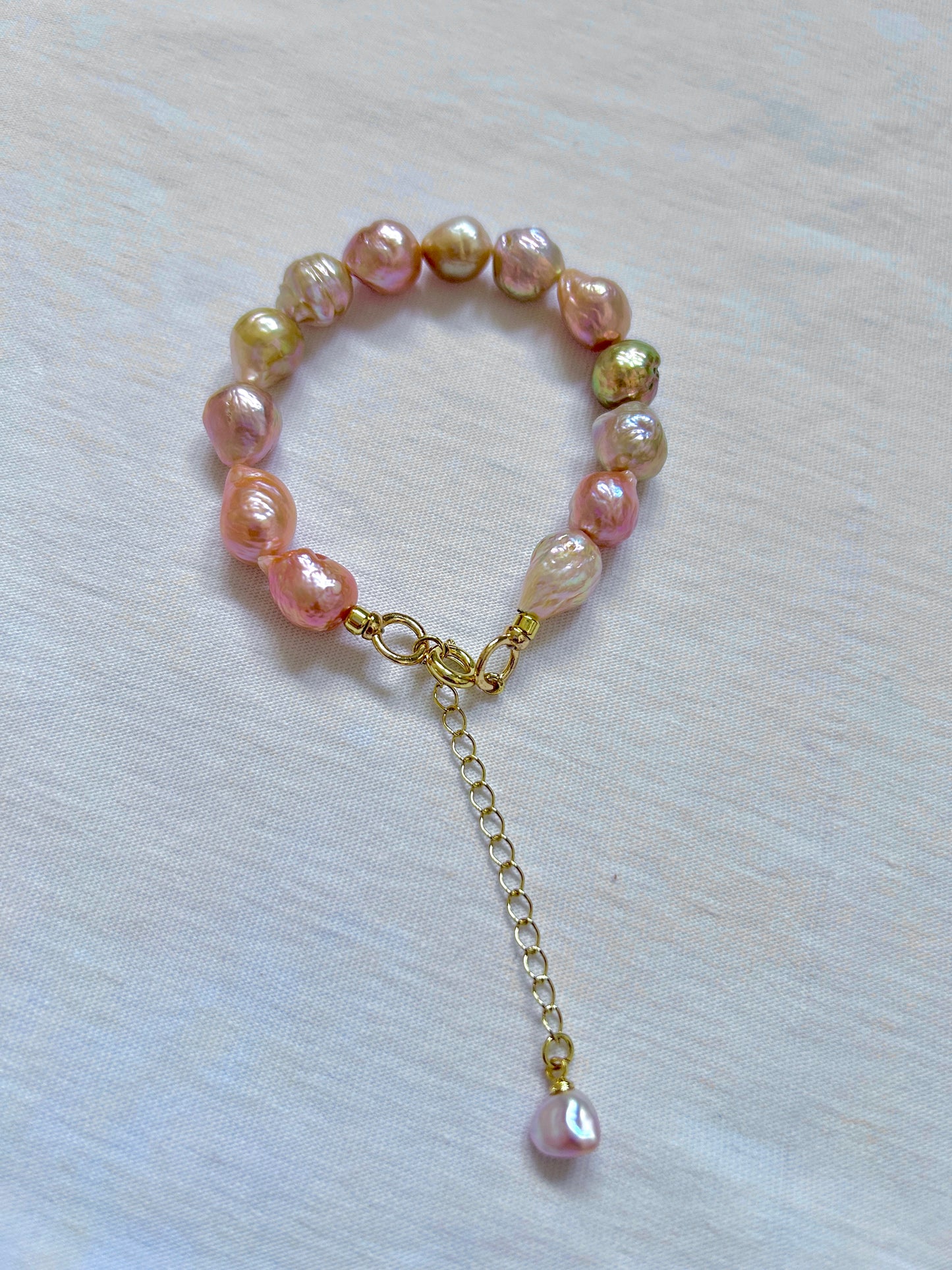 Bracelet en perles baroques effet papier bonbon