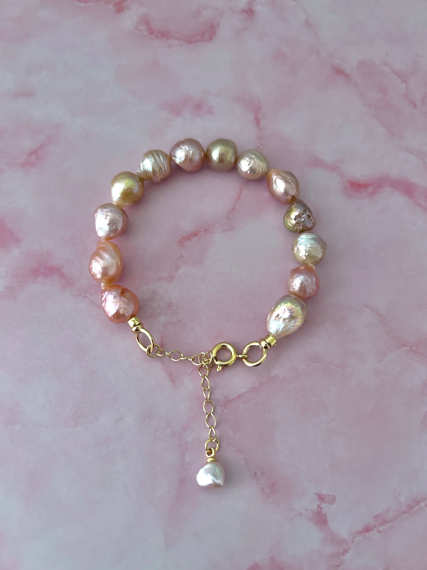 Bracelet en perles baroques effet papier bonbon
