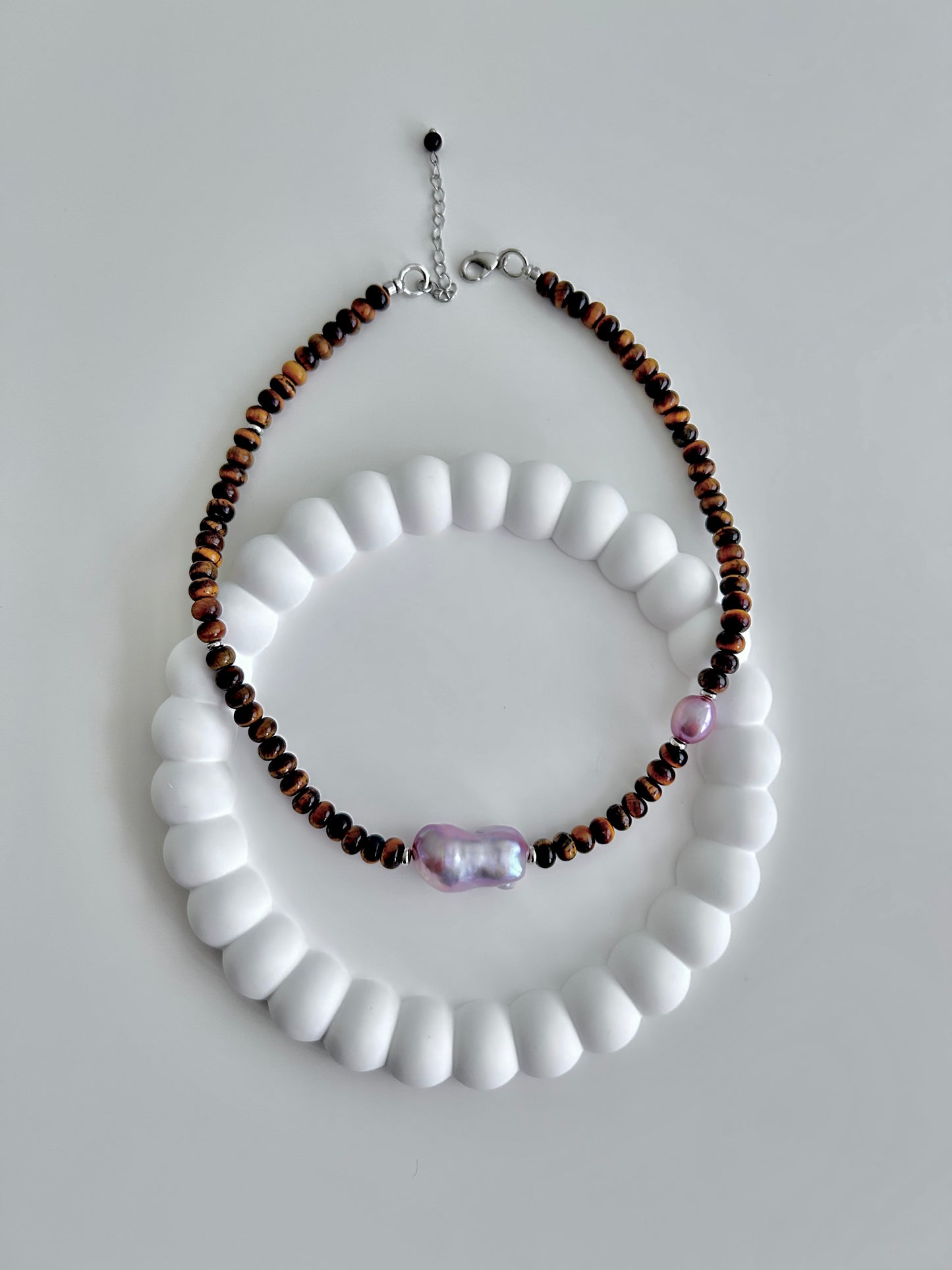 Collier en œil de tigre avec perle baroque mauve