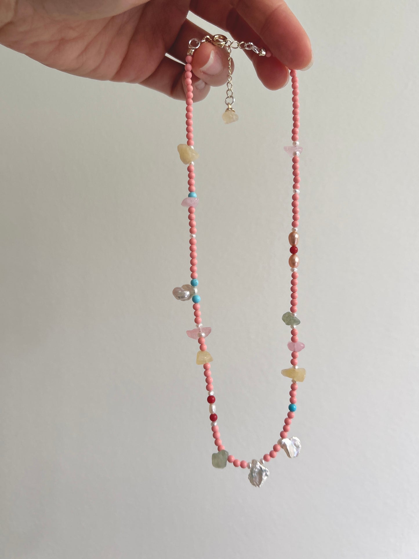 Collier en corail rose avec perles et pierres