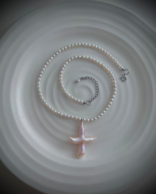 Collier en perles avec croix