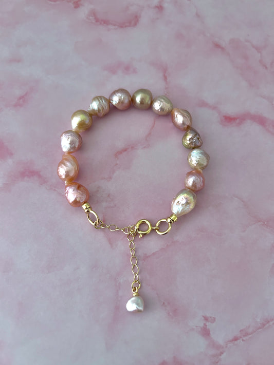Bracelet en perles baroques effet papier bonbon