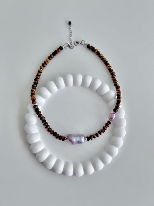 Collier en œil de tigre avec perle baroque mauve