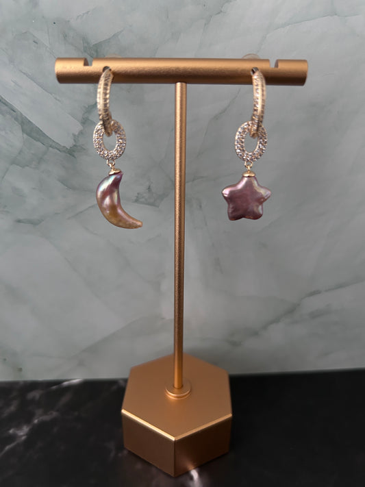 Boucles d’oreilles en perles baroque lune et étoile mauve