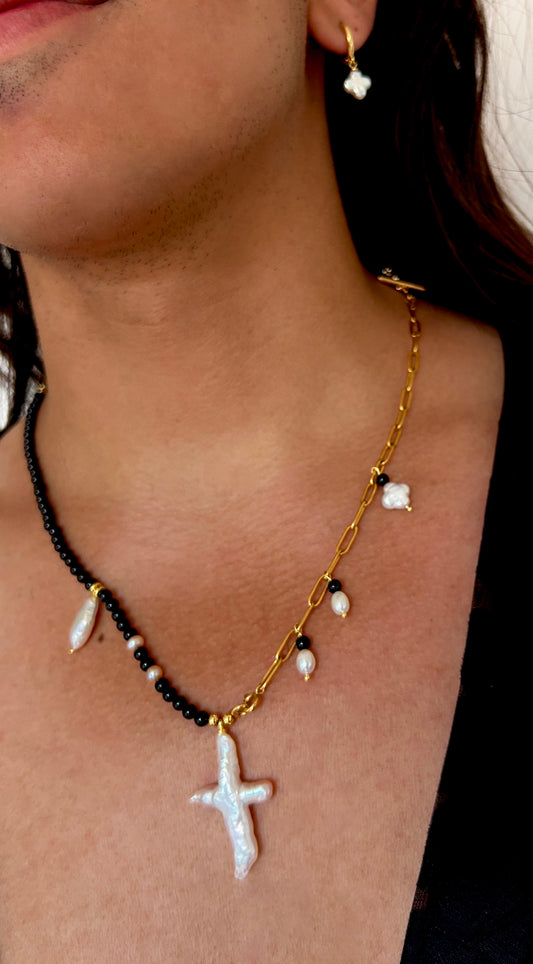 Collier en pierres avec perle baroque en croix