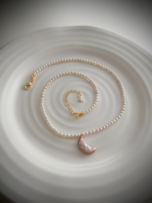 Collier en perles avec lune mauve